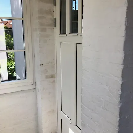 Stor Lys Med Terrasse Og Altan 아파트