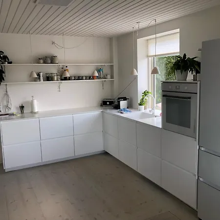 아파트 Stor Lys Med Terrasse Og Altan 헬싱괴르