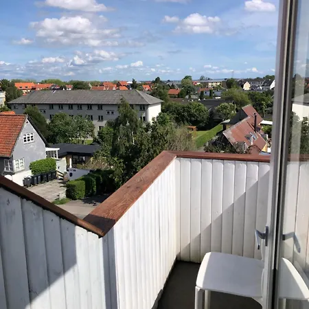 아파트 Stor Lys Med Terrasse Og Altan 헬싱괴르